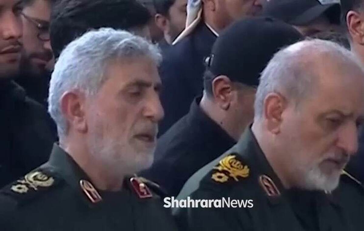 ویدئو | حضور سردار قاآنی در صف اقامه نماز بر پیکر رهبر شهید انقلاب و خانواده ایشان در مصلی تهران