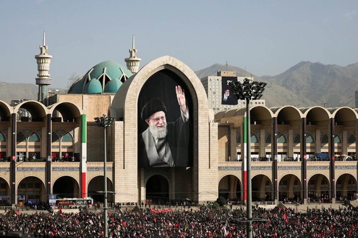ویدئو | روضه‌خوانی سوزناک حاج محمود کریمی در مصلی تهران؛ نوای وداع پیش از اقامه نماز بر پیکر «آقای شهید ایران»