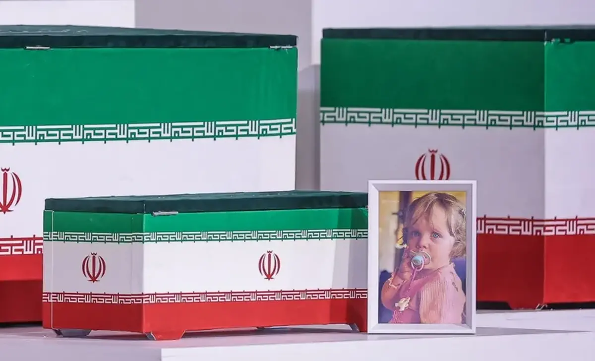 ویدئو |  اقامه نماز حجت الاسلام گلپایگانی داماد رهبر شهید بر پیکر دختر شهیدش