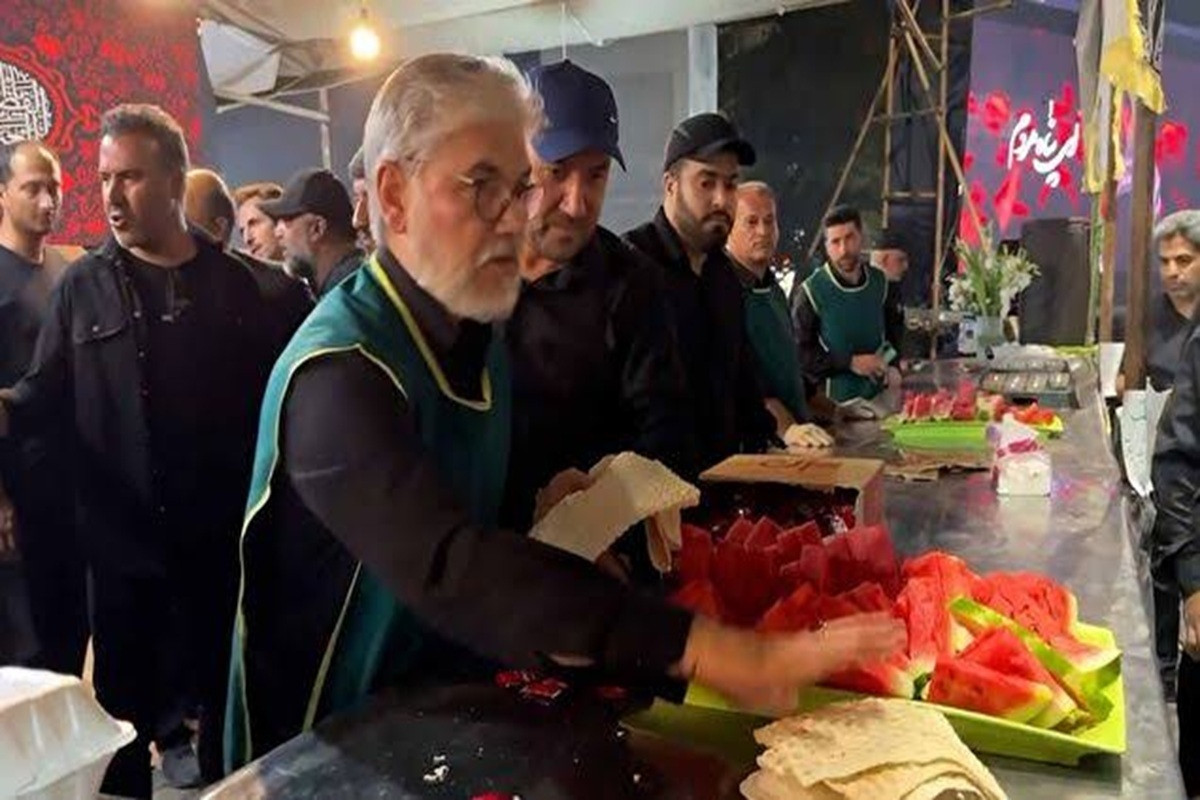 ویدئو | وزیر علوم در حال پذیرایی از زائران رهبر شهید در تهران