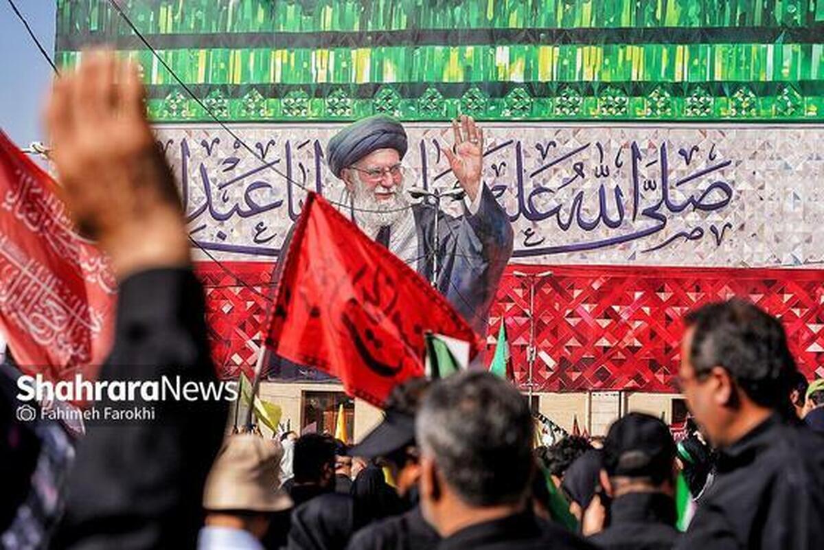 ویدئو| لحظه ورود پیکر رهبر شهید انقلاب برای اقامه نماز