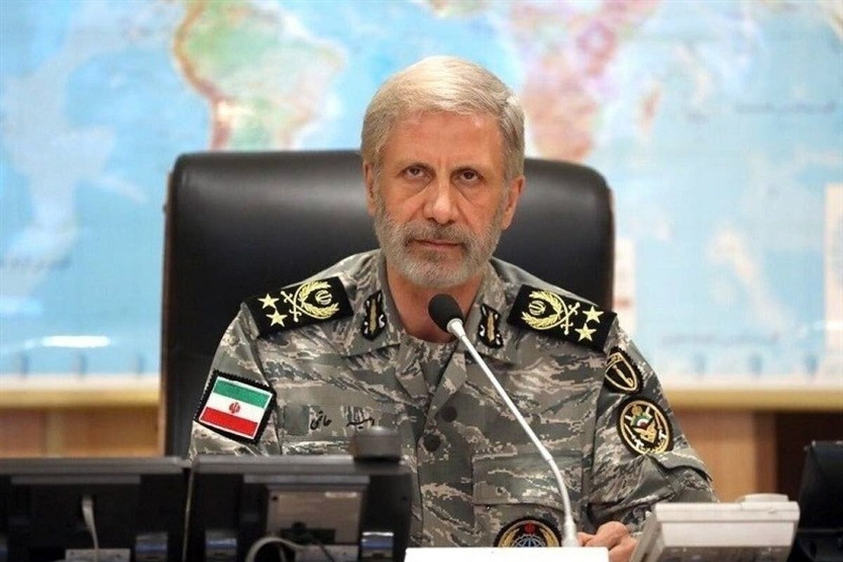 فرمانده کل ارتش: گریبان کسانی که رهبر ما را شهید کردند رها نمی‌کنیم
