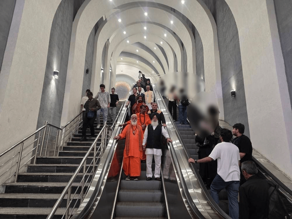 مهمانان هندی تهران در متروی مریم مقدس مهمانان هندی تهران در متروی مریم مقدس