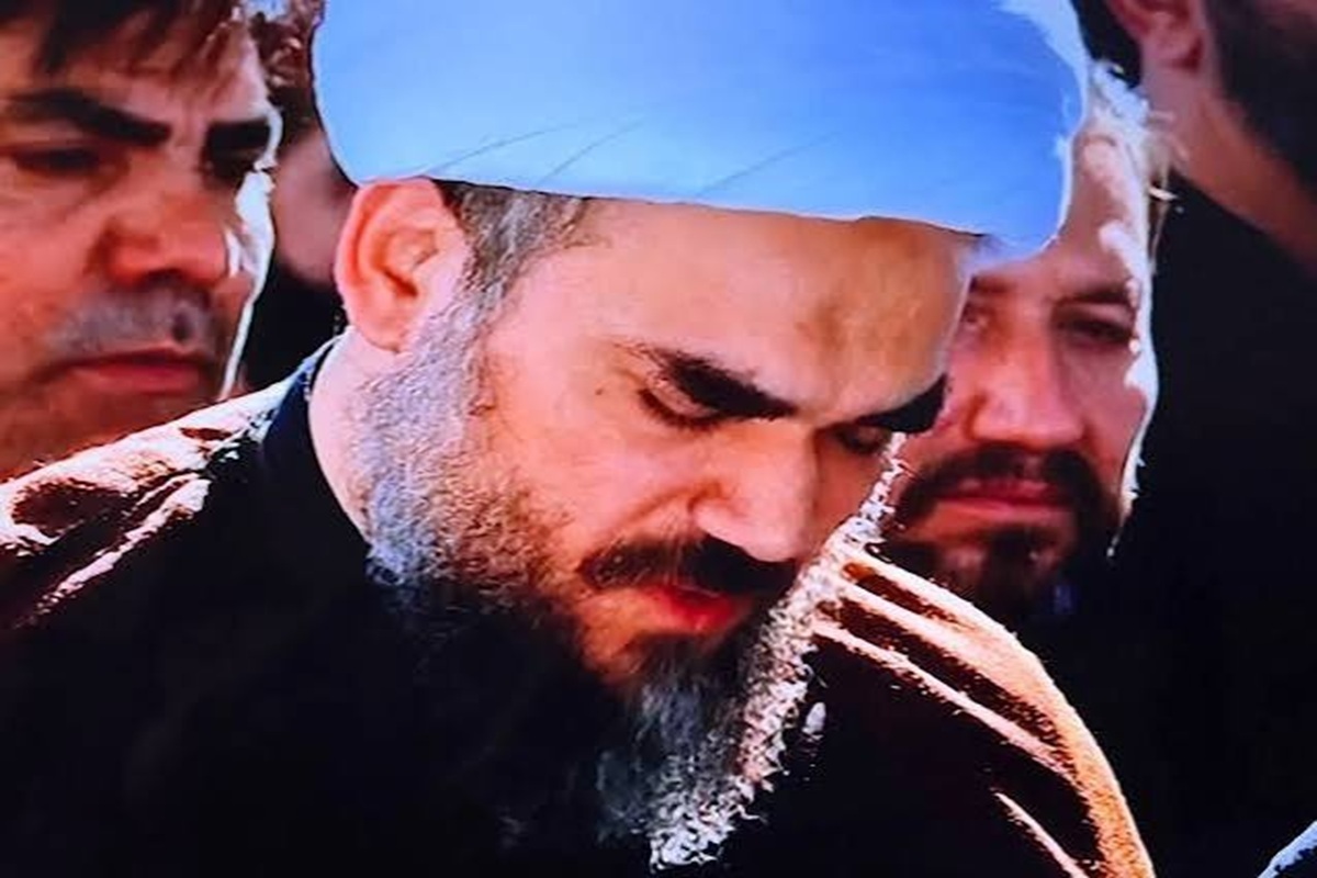 ویدئو | حضور پدر شهیده زهرا محمدی گلپایگانی، (نوه ۱۴ ماهه رهبر شهید انقلاب) در مراسم تشییع دخترش
