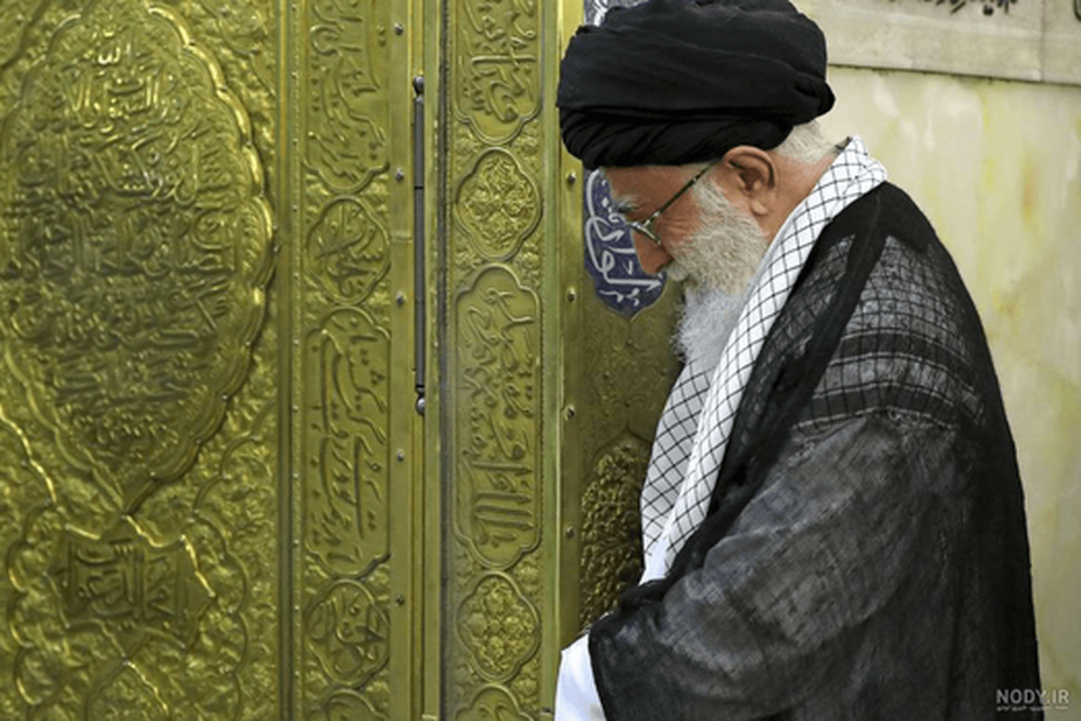 نصب کتیبه‌ مراسم تشییع رهبر شهید انقلاب در حرم مطهر امام رضا(ع) + عکس و فیلم