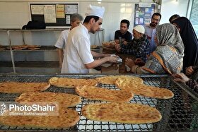 فعالیت شبانه‌روزی ۸ نانوایی و ۵۰ کیوسک عرضه نان قدس رضوی در مسیر‌های تشییع پیکر رهبر شهید در مشهد