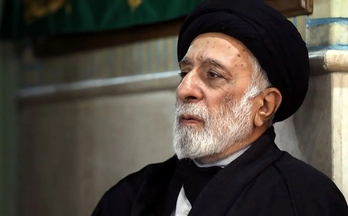 ویدئو | بوسه حجت‌الاسلام هادی خامنه‌ای، برادر رهبر شهید انقلاب بر تابوت ایشان