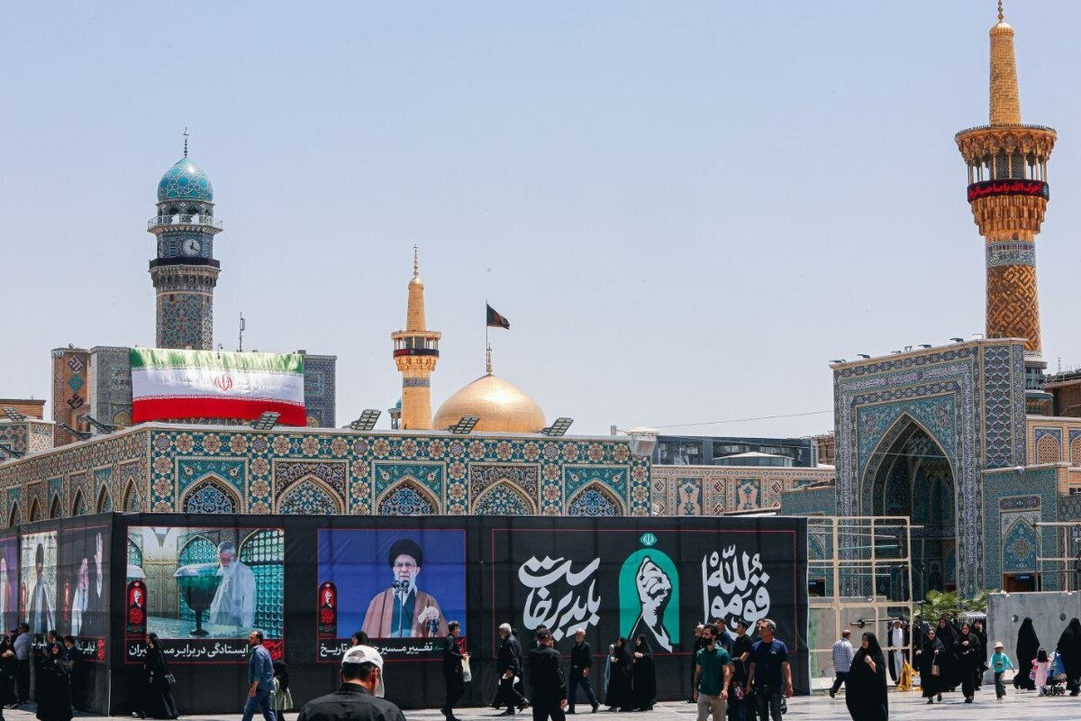 آماده‌سازی حرم مطهر امام رضا(ع) در آستانه تشییع رهبر شهید انقلاب + تصاویر