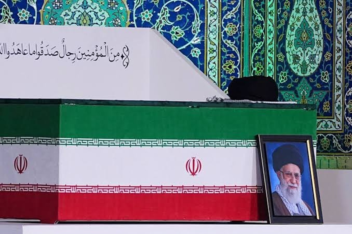 اقامه نماز بر پیکر رهبر شهید در حرم امام حسین(ع)