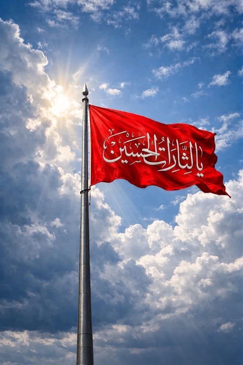 برافراشته شدن پرچم خونخواهی «یا لثارات الحسین (ع)» در مشهد مقدس همزمان با تشییع رهبر شهید