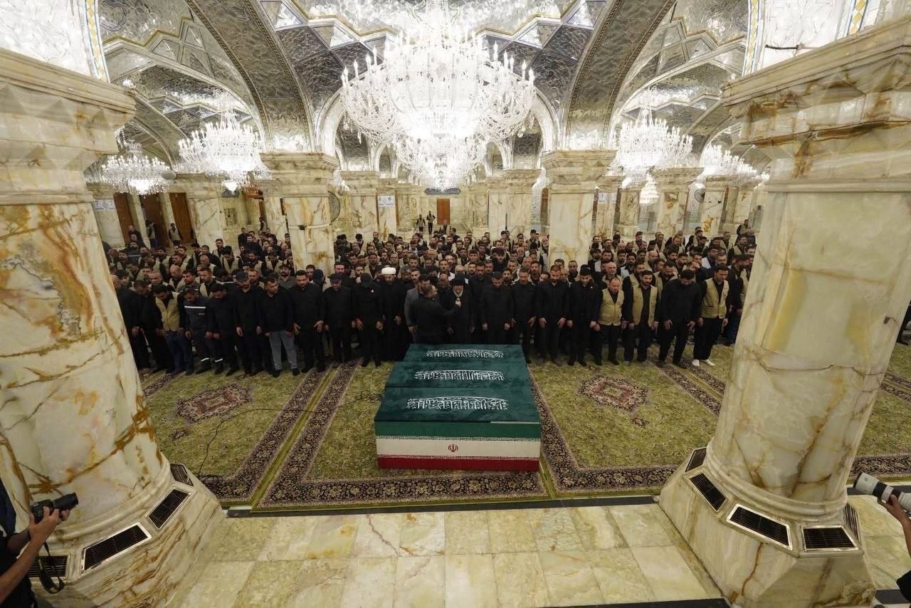 اقامه نماز بر پیکر خانواده رهبر شهید ایران در حرم امام حسین (ع) + تصاویر