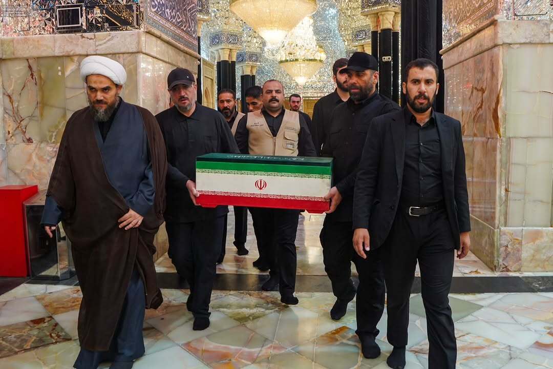 اقامه نماز بر پیکر خانواده رهبر شهید ایران در حرم امام حسین (ع) + تصاویر