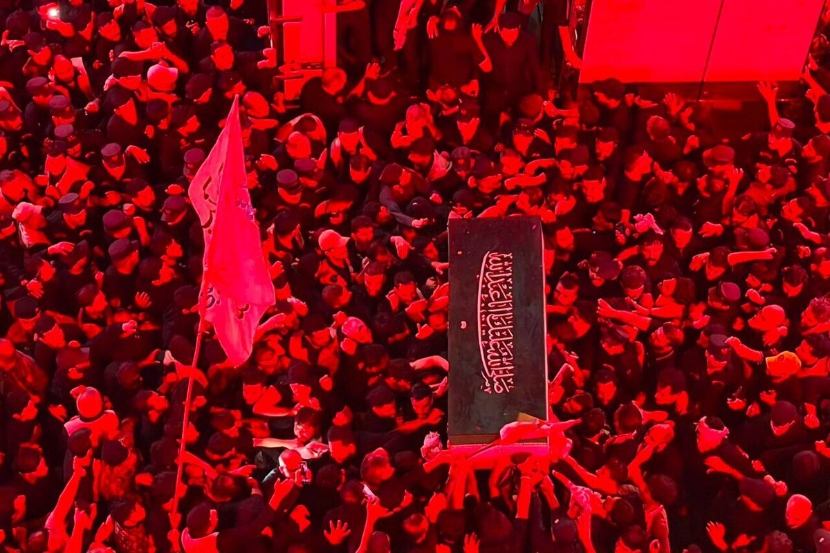ویدئو | تصاویری از اقامه نماز بر پیکر رهبر شهید انقلاب در حرم مطهر امام حسین (ع)