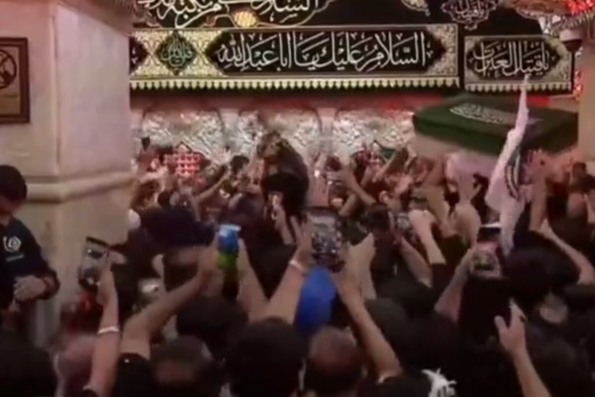 ویدئو | پیکر مطهر رهبر شهید وارد روضه منوره سیدالشهدا (ع) شد
