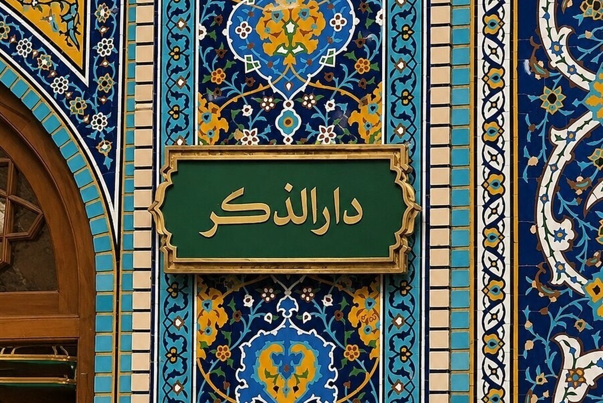 ویدیو| ورود و ازدحام زائران حرم رضوی به  محوطه دار الذکر جهت زیارت مزار رهبر شهید انقلاب