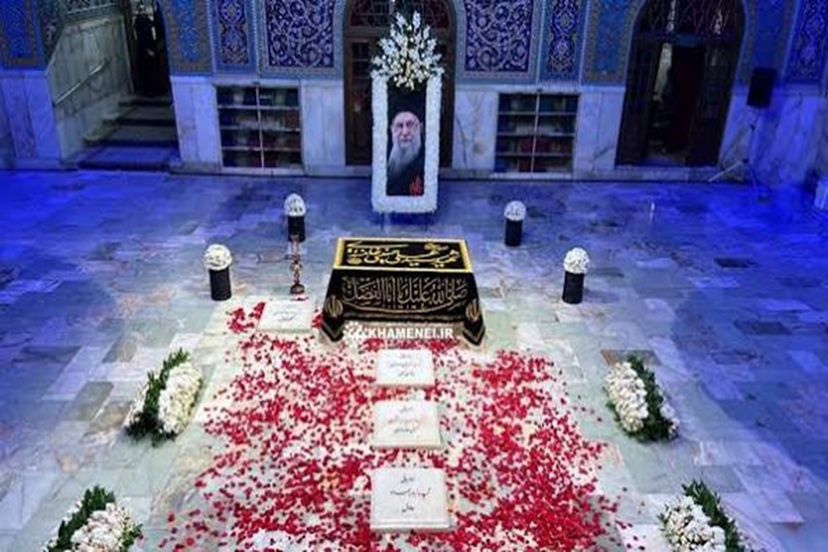 ویدئو | همزمان با ساعت شهادت ؛ دارالذکر حرم مطهر امام رضا(ع) میزبان دلدادگان رهبر شهید شد