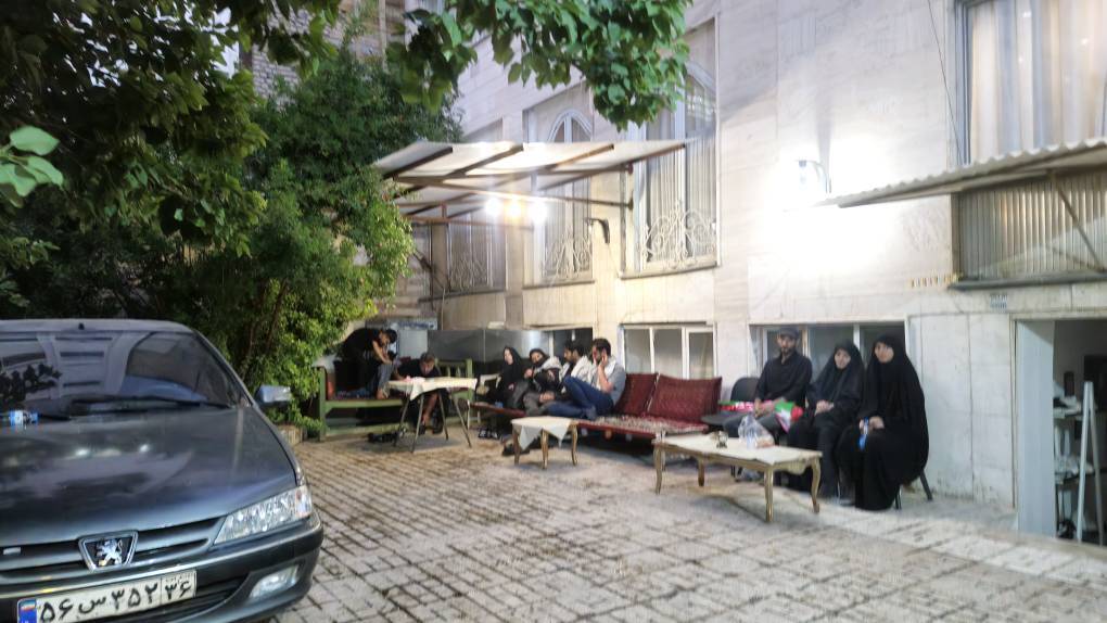 میزبانی دلنشین دختر ۱۱ ساله از زائران تشییع رهبر شهید در حیاط قدیمی خانه مادربزرگ