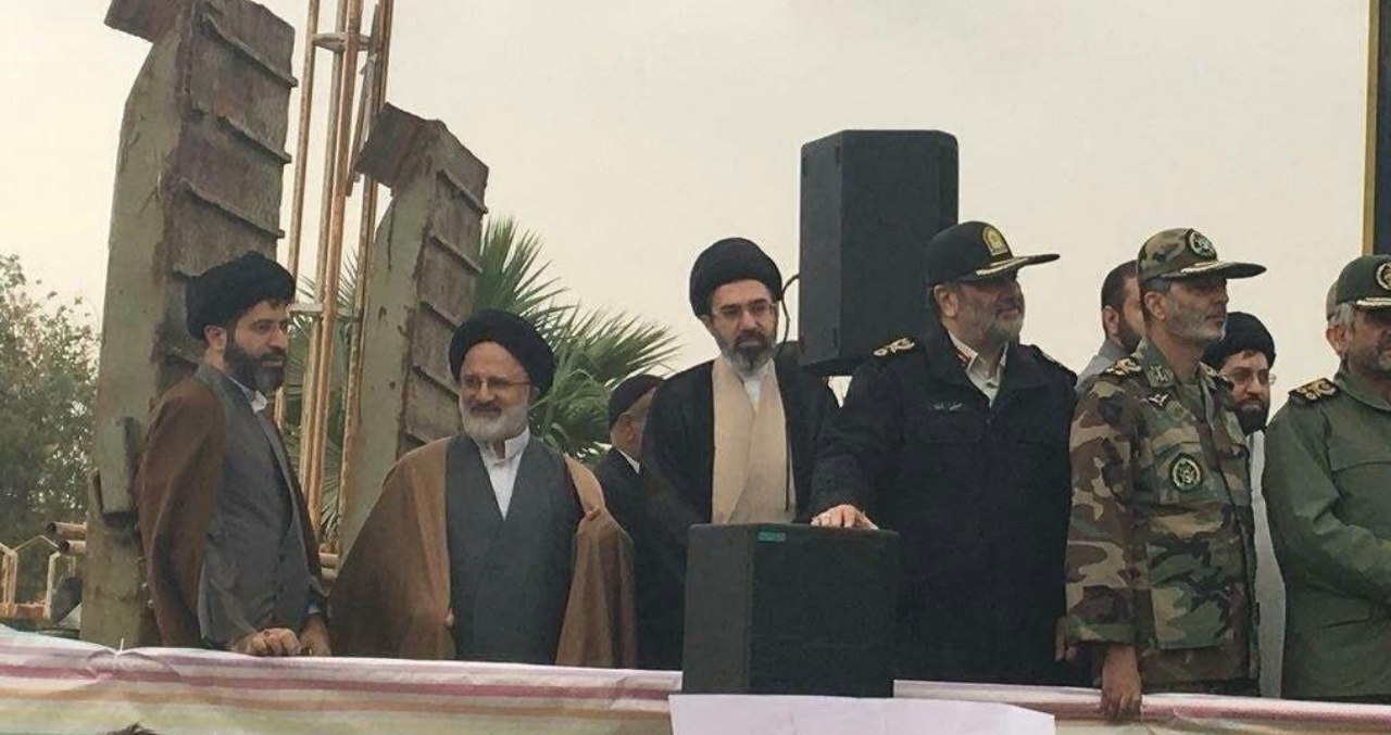 تصویری دیده نشده از رهبر معظم انقلاب در سرپل ذهاب + عکس