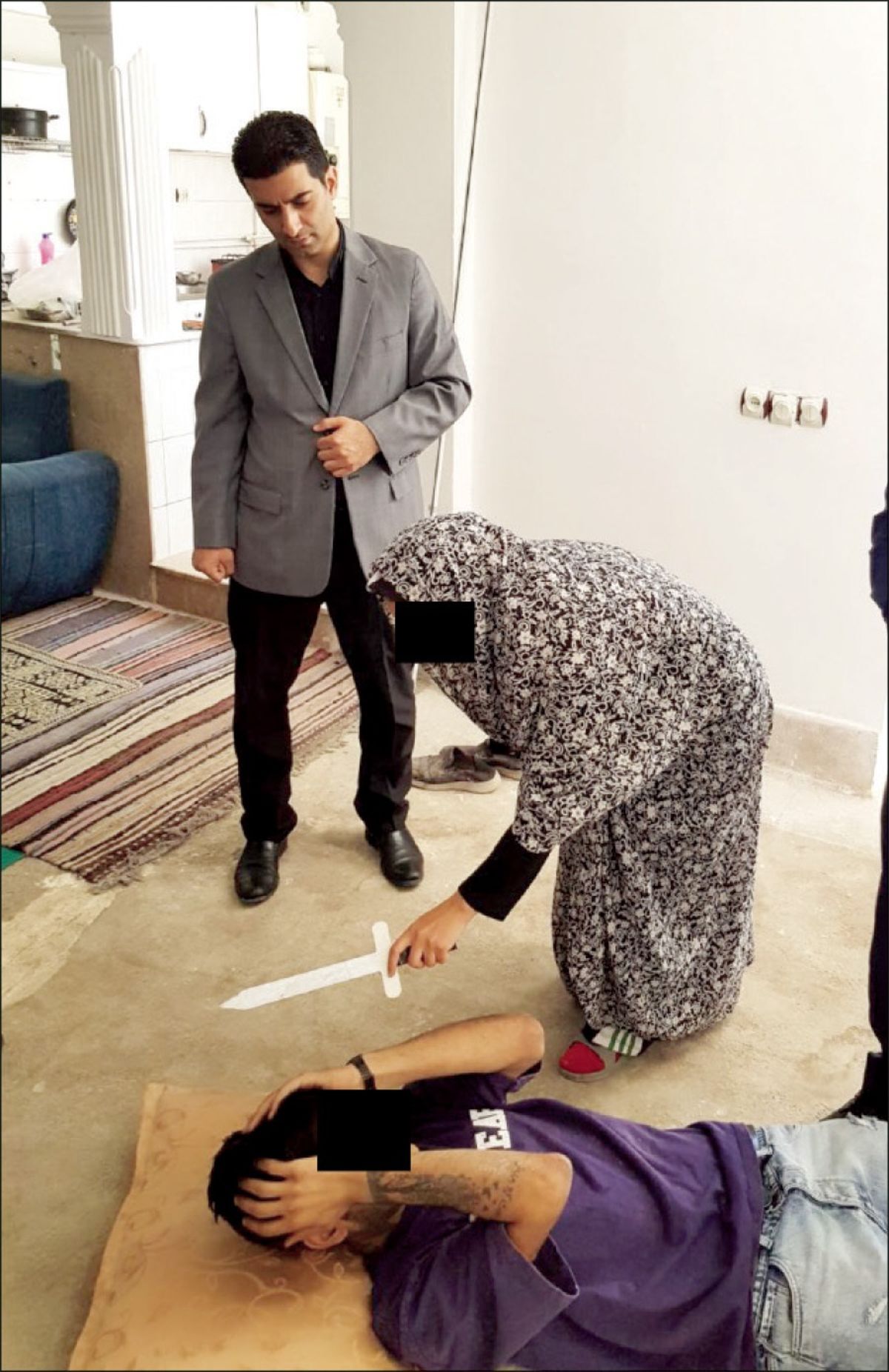 زن جنایتکار که شوهرش را به دلیل کمبود محبت به قتل رساند، در بازسازی صحنه جرم چه گفت؟ + عکس