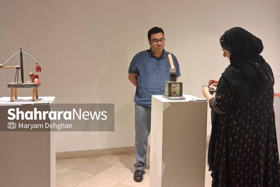 نگاه هنرمندانه مهدی ذوالفقاری به سنگها و اشیای ساده در نمایشگاه «گلابی ۵۰» | نمایشگاه انفرادی آثار حجم، نقاشی و کالیگرافی در نگارخانه آسمان نگاه هنرمندانه مهدی ذوالفقاری به سنگها و اشیای ساده در نمایشگاه «گلابی ۵۰» | نمایشگاه انفرادی آثار حجم، نقاشی و کالیگرافی در نگارخانه آسمان