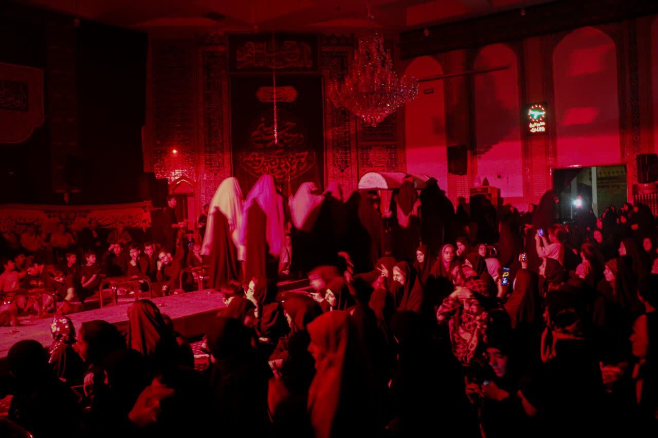 اجرای یک نمایش آیینی توسط گروهی از دختران کودک و نوجوان در مسجد الغدیر محله هدایت| از مشهد به کربلا می‌رویم