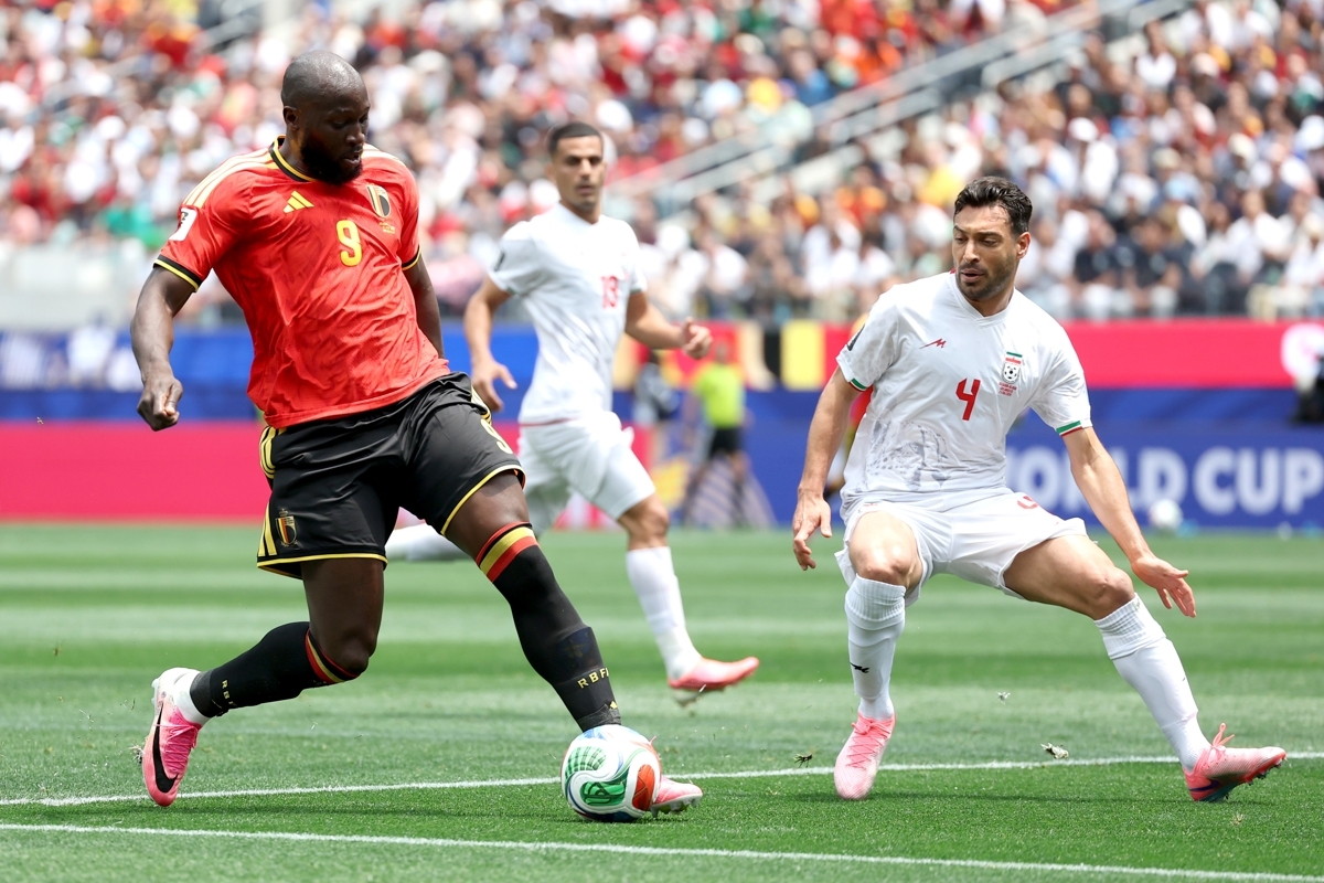 شجاع خلیل&zwnj;زاده در قلب تیم منتخب جهان | مدافع ایران در کنار مسی و ستاره&zwnj;های بزرگ