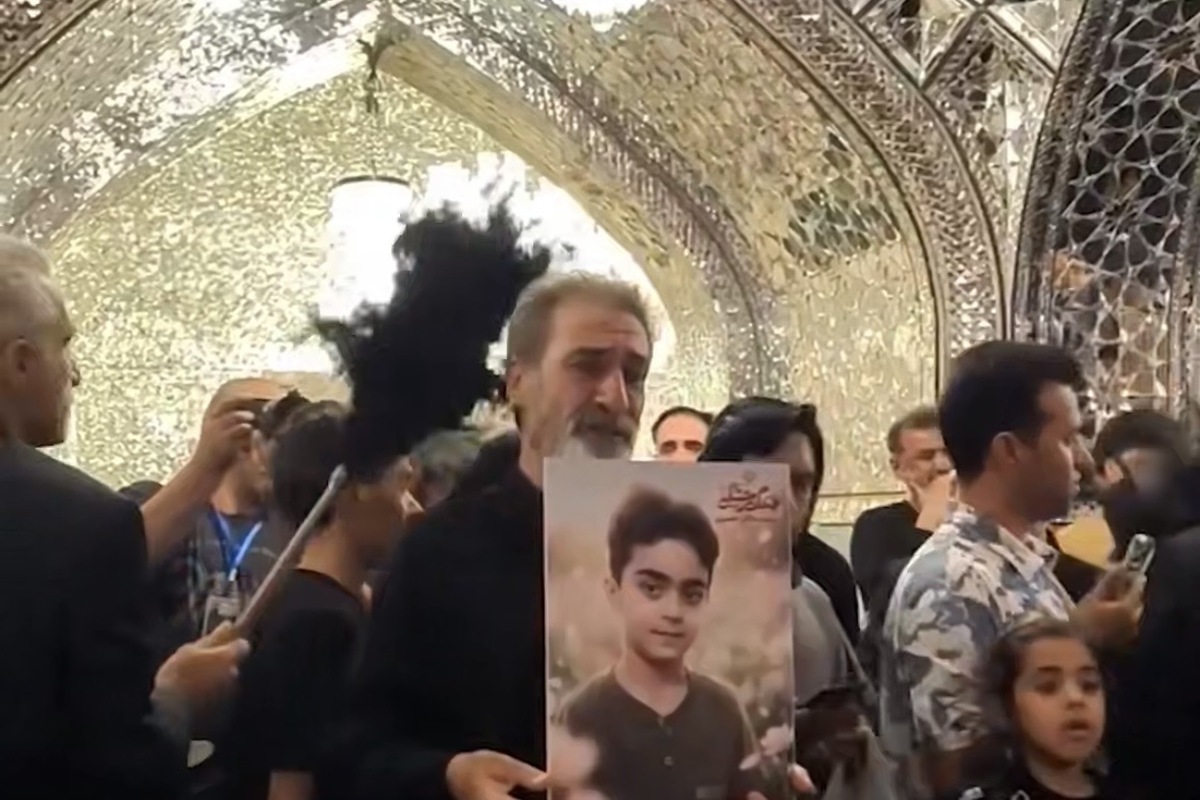 ویدئو| حضور خانواده شهید جاویدالاثر ماکان نصیری در حرم مطهر رضوی