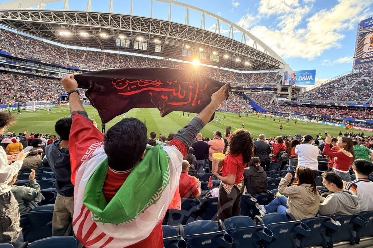 ویدئو | پرچم «یا زینب اخت الحسین» در ورزشگاه لومن فیلد سیاتل کنار نام ایران و تیم ملی فوتبال