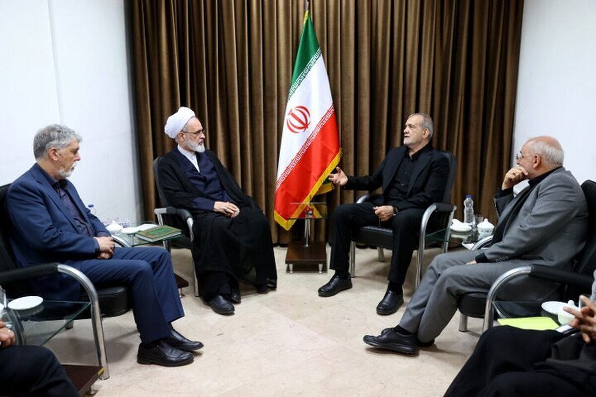 رئیس‌جمهور در دیدار با مدیر حوزه‌های علمیه: تحول در رویکرد‌های ارتباطی نهاد روحانیت ضروری است