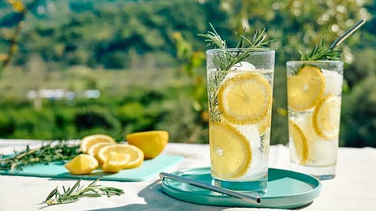 در گرمای ۴۰ درجه چه نوشیدنی‌هایی بنوشیم تا خنک شویم؟