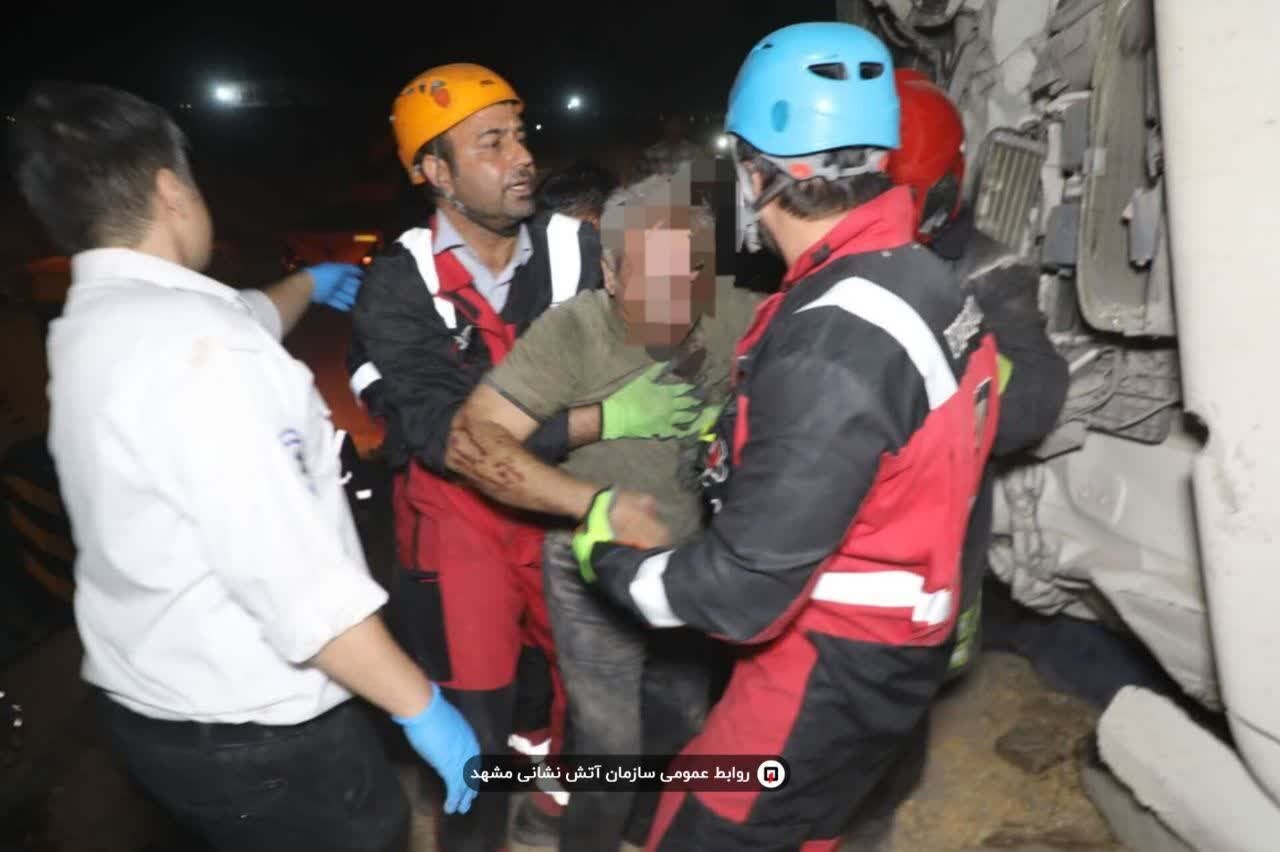 نجات راننده سنگین محبوس در کمربندی سبز مشهد + عکس (۱۰ مرداد ۱۴۰۵) نجات راننده سنگین محبوس در کمربندی سبز مشهد + عکس (۱۰ مرداد ۱۴۰۵)