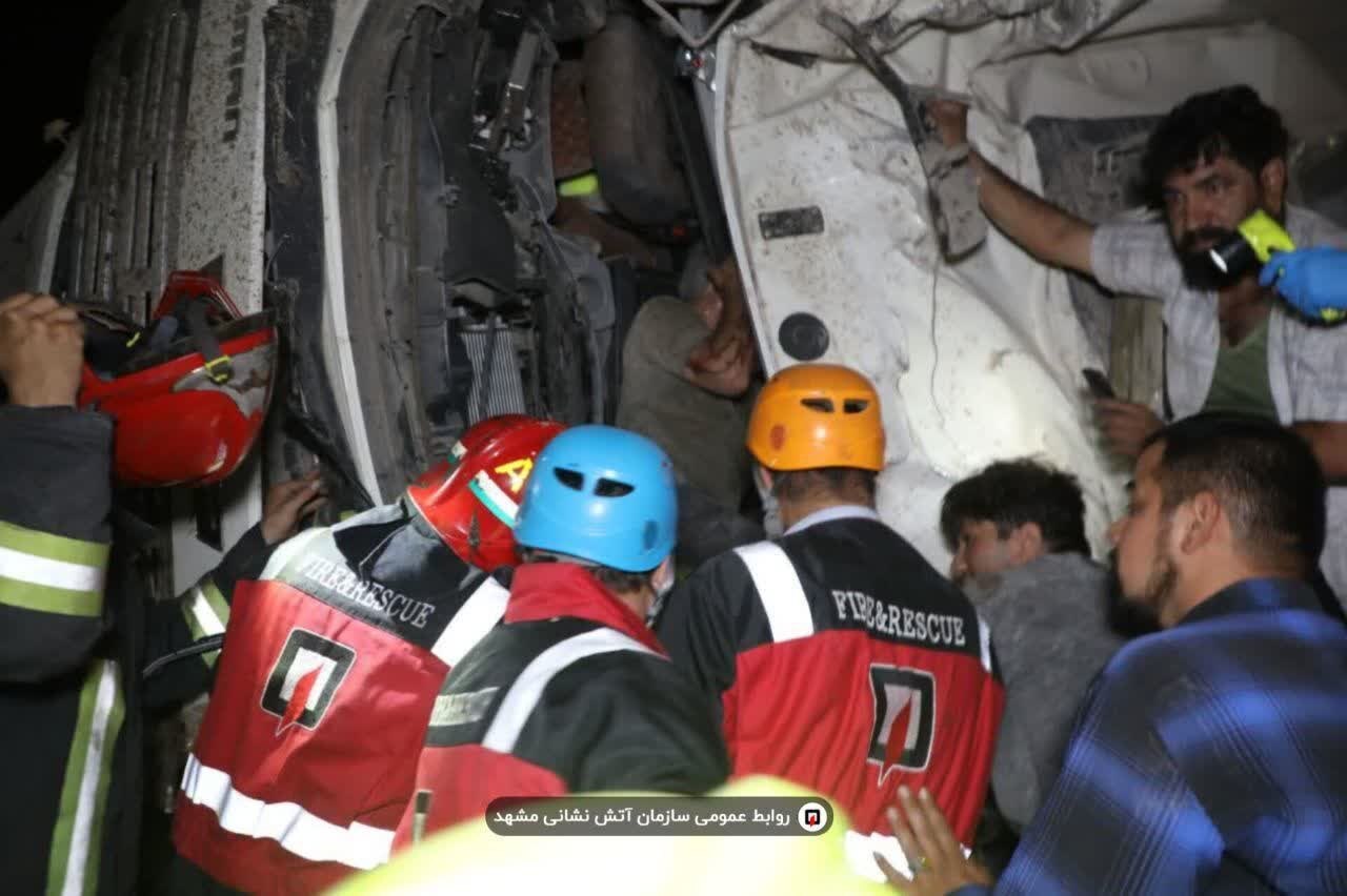 نجات راننده سنگین محبوس در کمربندی سبز مشهد + عکس (۱۰ مرداد ۱۴۰۵) نجات راننده سنگین محبوس در کمربندی سبز مشهد + عکس (۱۰ مرداد ۱۴۰۵)