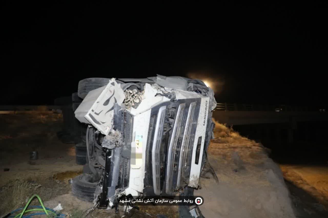 نجات راننده سنگین محبوس در کمربندی سبز مشهد + عکس (۱۰ مرداد ۱۴۰۵) نجات راننده سنگین محبوس در کمربندی سبز مشهد + عکس (۱۰ مرداد ۱۴۰۵)