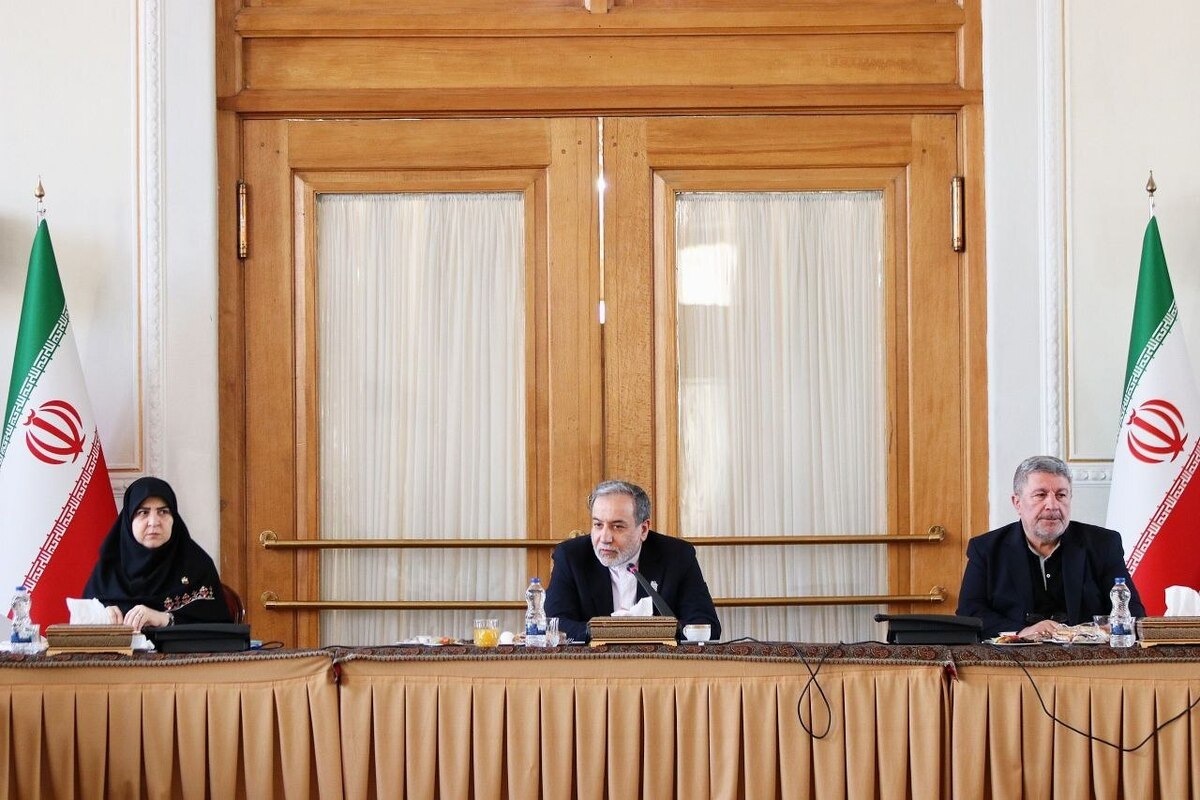 عراقچی در نشست ارکان اطلاع رسانی دولت: رسانه‌ها نقش کلیدی در روایت حقیقی دفاع ایرانیان در برابر دشمن دارند