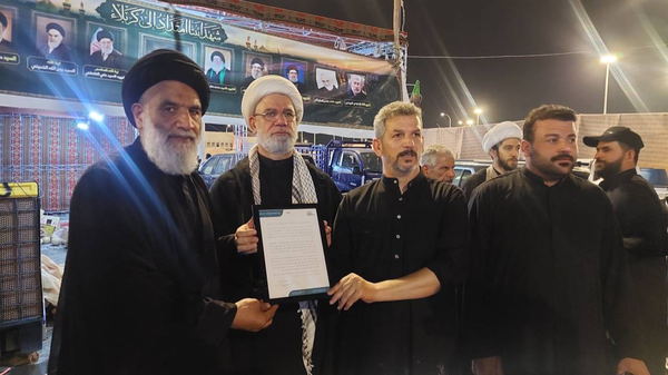 ابلاغ قدردانی رهبر معظم انقلاب به خادمان اربعین در مرز شلمچه عراق ابلاغ قدردانی رهبر معظم انقلاب به خادمان اربعین در مرز شلمچه عراق