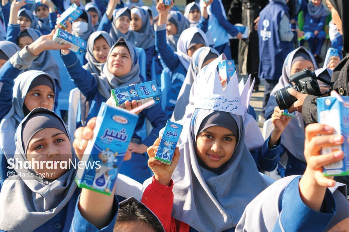 فرهادی: شیر مدارس یا تغذیه رایگان از مهرماه توزیع می‌شود
