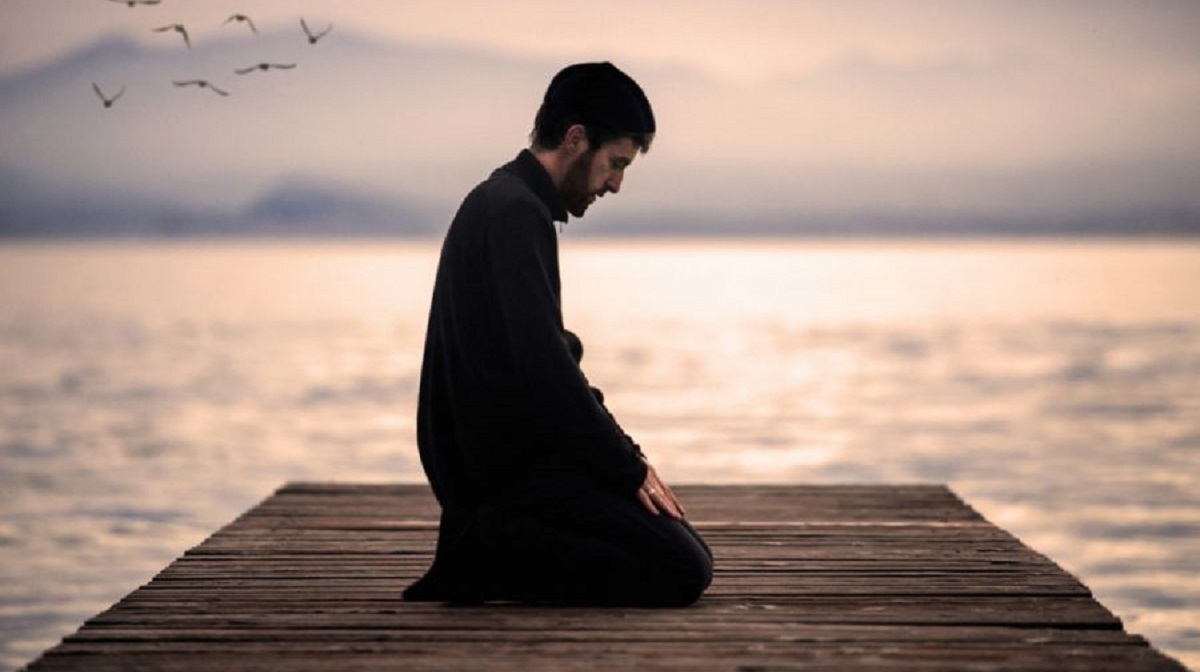 اگر در حال نماز بر مصائب امام حسین (ع) گریه کنیم، نماز باطل می‌شود؟ + فتاوای مراجع تقلید