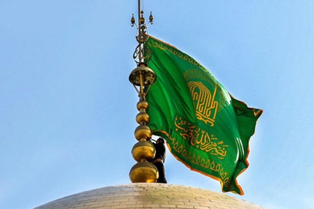ویدئو | پرچم متبرک گنبد حرم مطهر امام رضا(ع) در حرمین شریف عسکریین(ع)