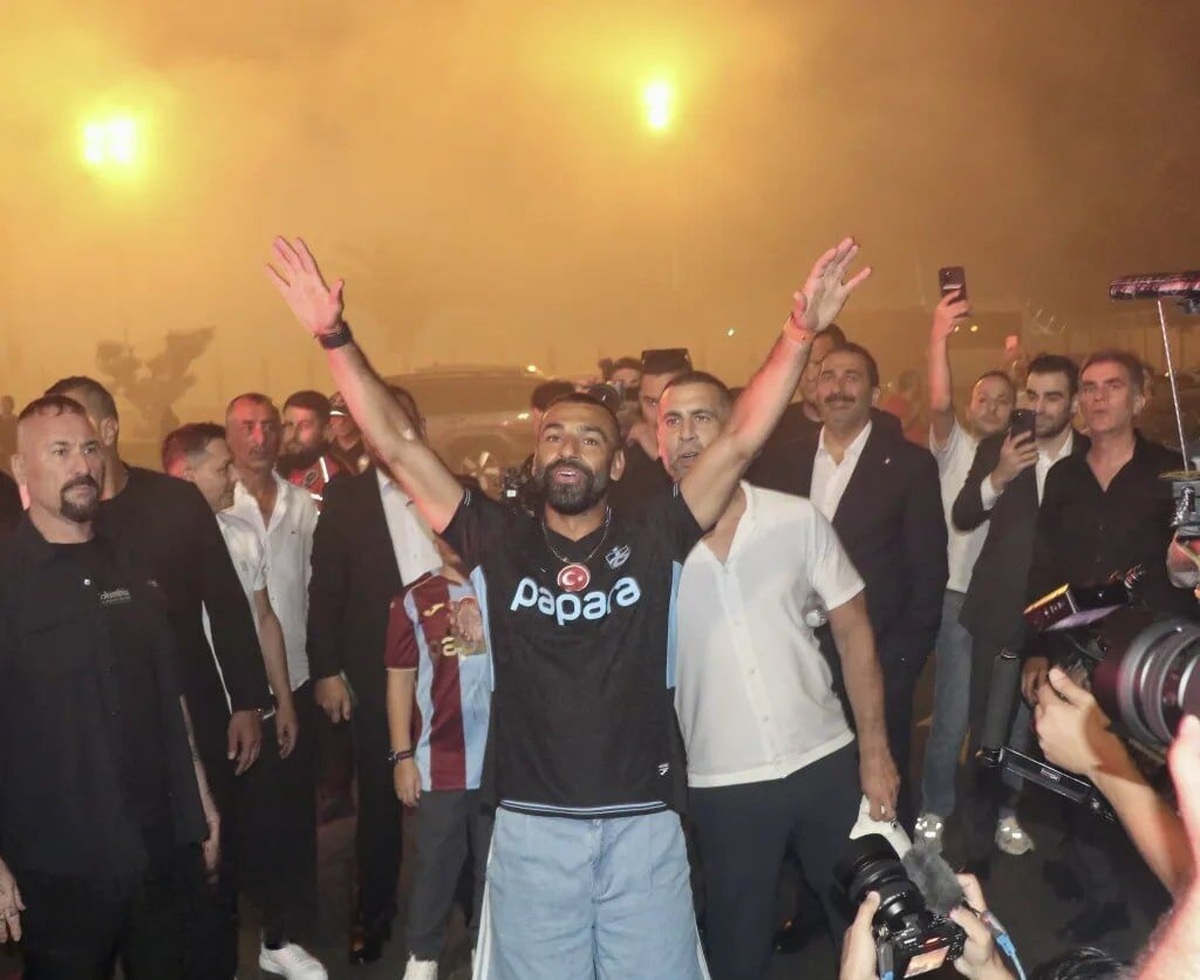 ویدئو| استقبال باشکوه از محمد صلاح؛ شماره ۱۰ جدید ترابزون وارد شد