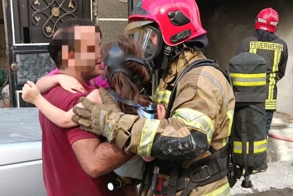 نجات ۲ مادر و ۴ کودک از میان شعلههای آتش در مشهد + عکس (۱۶ مرداد ۱۴۰۵) نجات ۲ مادر و ۴ کودک از میان شعلههای آتش در مشهد + عکس (۱۶ مرداد ۱۴۰۵)