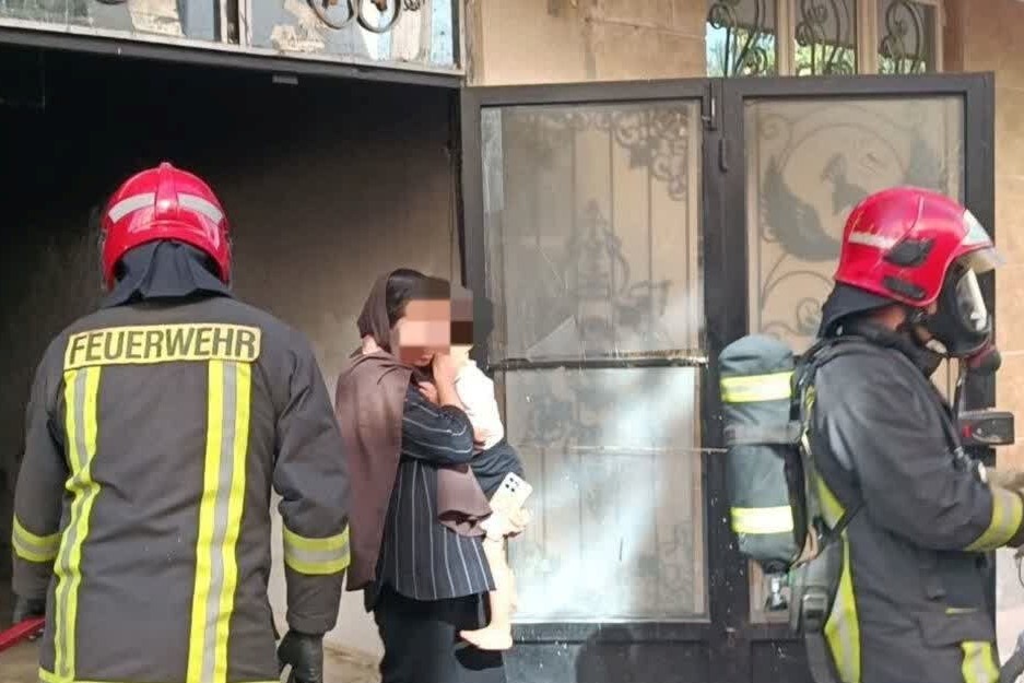 نجات ۲ مادر و ۴ کودک از میان شعلههای آتش در مشهد + عکس (۱۶ مرداد ۱۴۰۵) نجات ۲ مادر و ۴ کودک از میان شعلههای آتش در مشهد + عکس (۱۶ مرداد ۱۴۰۵)