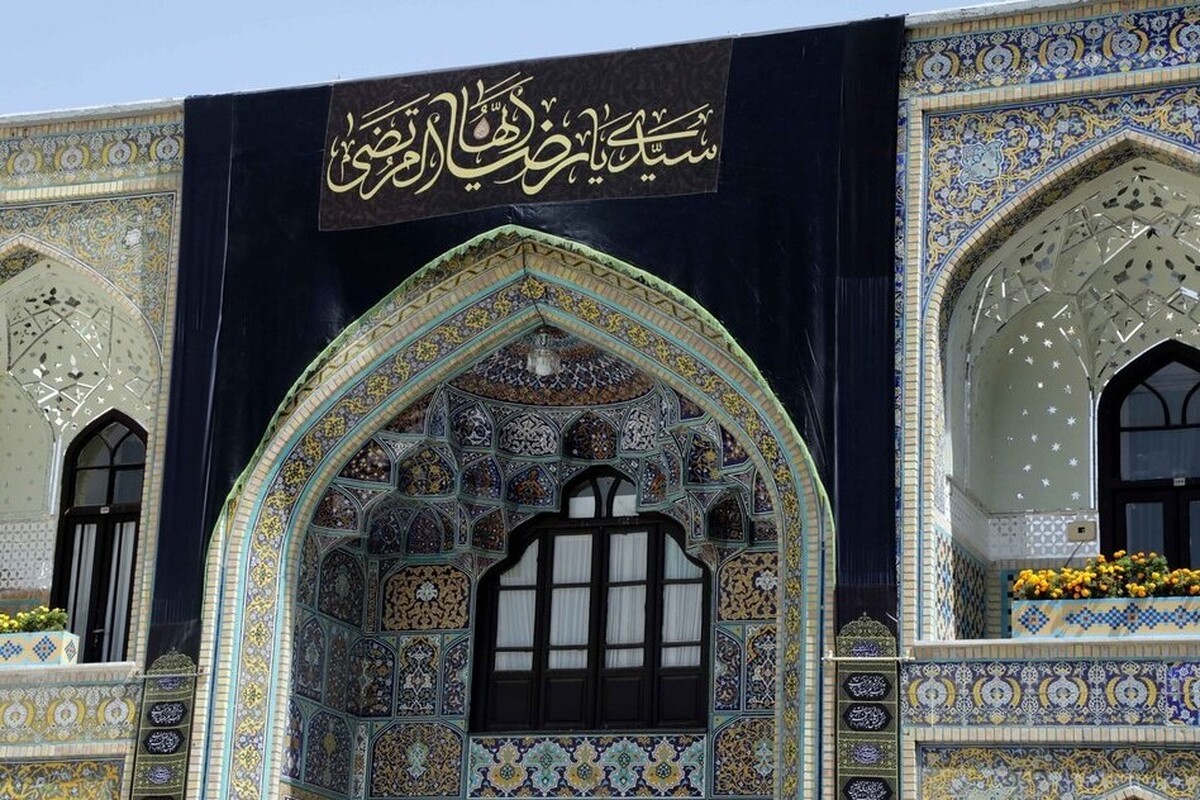 ویدئو | آغاز عملیات نصب کتیبه&zwnj;های ایام عزاداری دهه آخر ماه صفر در حرم امام رضا(ع)