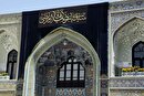 ویدئو | آغاز عملیات نصب کتیبه‌های ایام عزاداری دهه آخر ماه صفر در حرم امام رضا(ع)