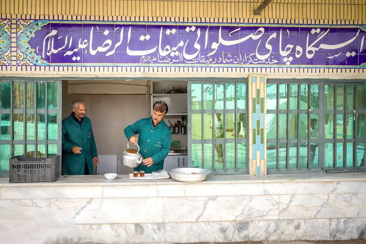 دربانان رضوی به استقبال زائران پیاده امام رضا (ع) می‌روند