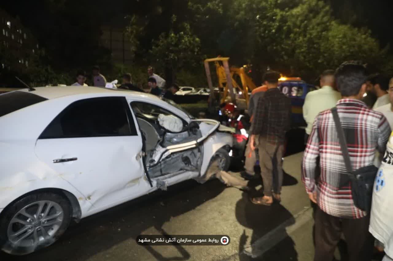 نجات ۴ سرنشین محبوس در حادثه تصادف شدید بزرگراه بسیج مشهد + عکس (۲۰ مرداد ۱۴۰۵)