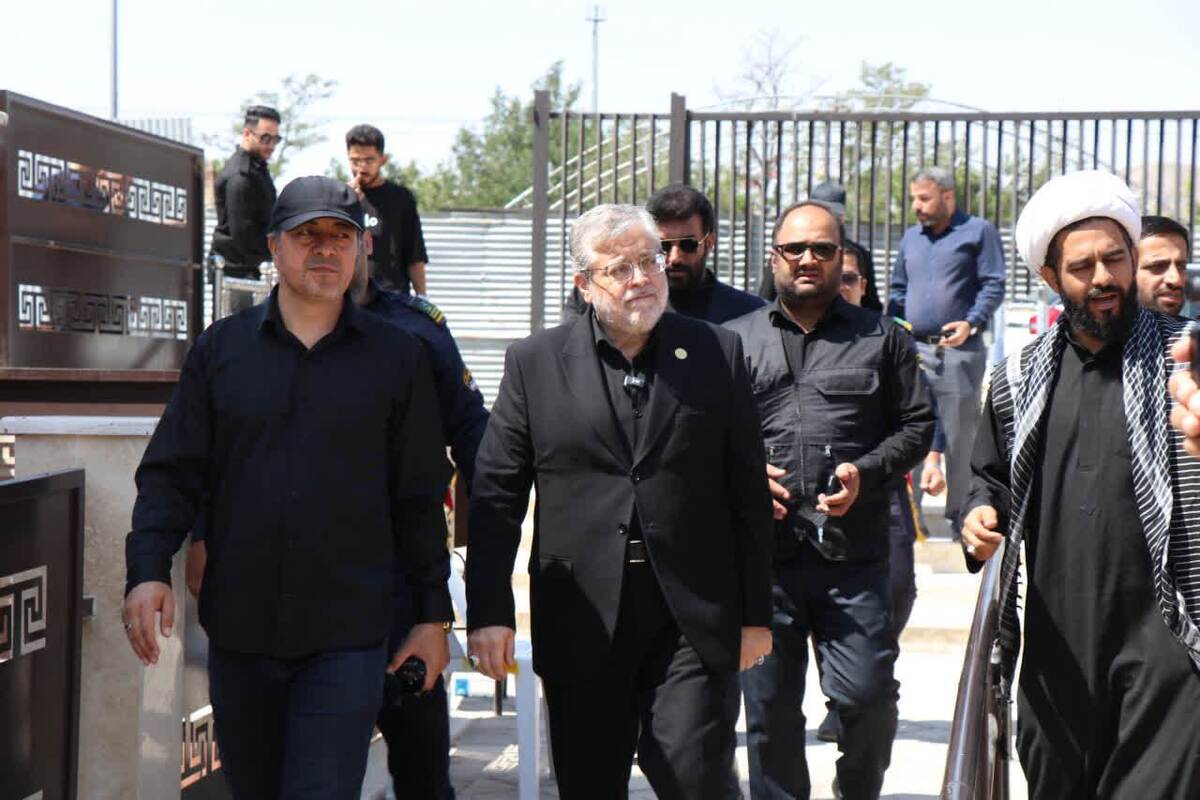 استقبال از زائران در ایستگاه‌های هشت‌گانه مبادی ورودی شهر مشهد | شهردار مشهد مقدس: امسال رینگ شبکه ریلی قطار شهری مشهد برای خدمت به زائران کامل شد