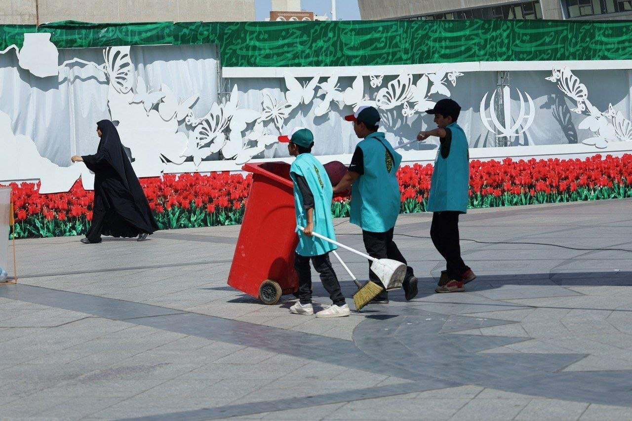 انجام ۷ خدمت به زائران امام هشتم (ع) در دهه پایانی ماه صفر با اجرای طرح «قرار نوجوانی» | درباره پسران نوجوانی که پای کار میزبانی هستند انجام ۷ خدمت به زائران امام هشتم (ع) در دهه پایانی ماه صفر با اجرای طرح «قرار نوجوانی» | درباره پسران نوجوانی که پای کار میزبانی هستند