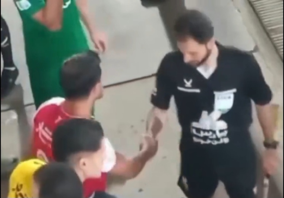 ویدئو | جنجال در راهروی ورزشگاه؛ برخورد عجیب داوران با پرسپولیسی‌ها!