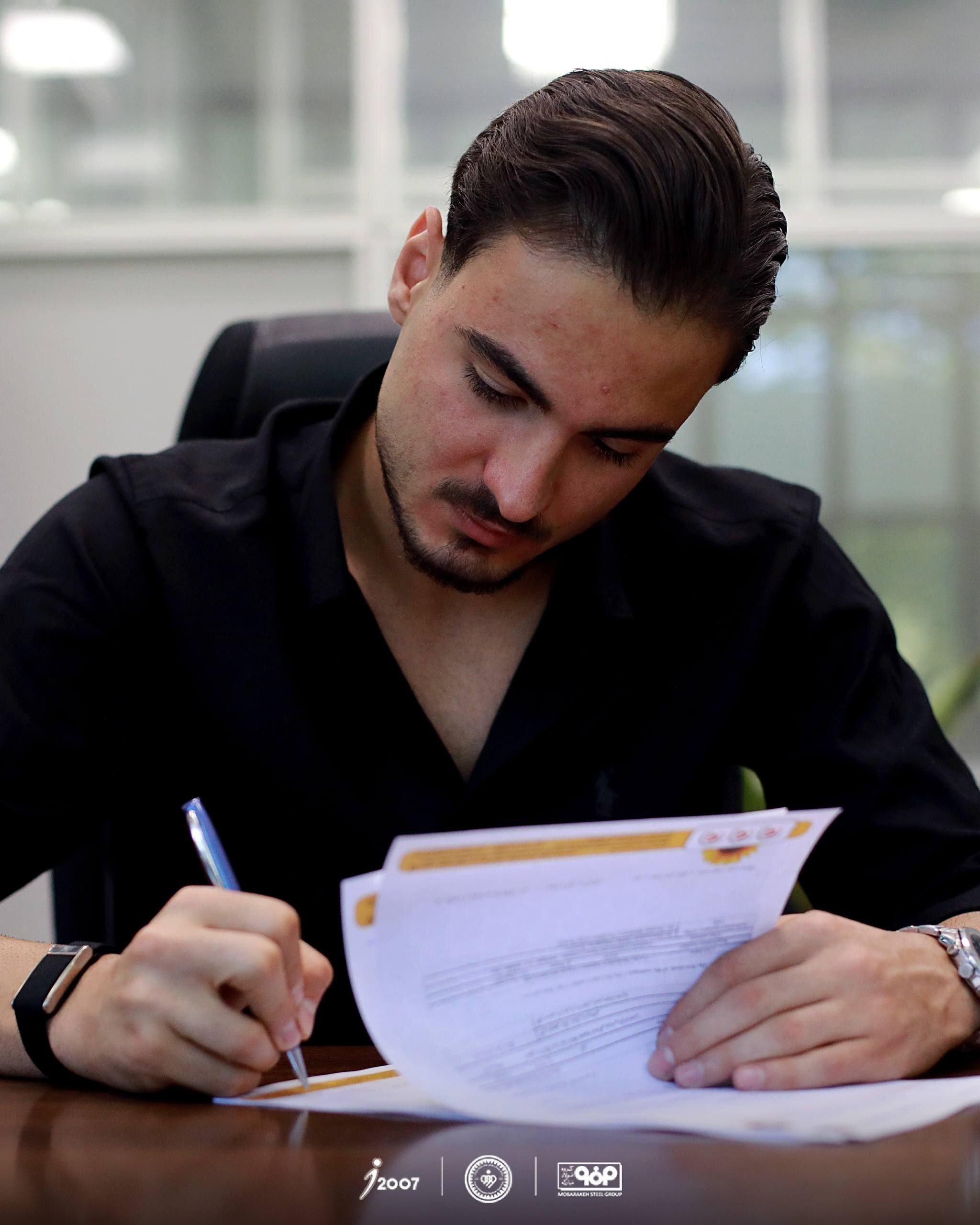 کسری طاهری به سپاهان پیوست؛ مهاجم جوان طلاییپوش شد کسری طاهری به سپاهان پیوست؛ مهاجم جوان طلاییپوش شد