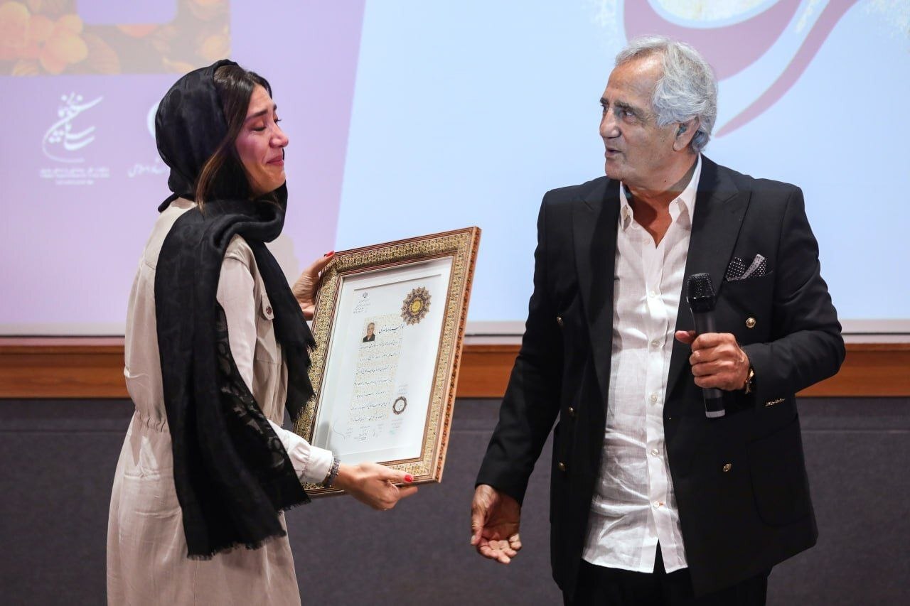 مجید مظفری نشان درجه یک هنریاش را به دخترش تقدیم کرد مجید مظفری نشان درجه یک هنریاش را به دخترش تقدیم کرد